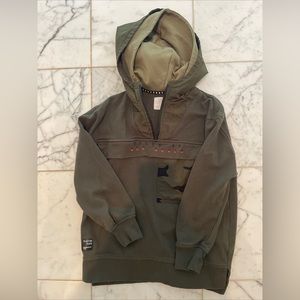 Zara kids/boys 1/4 zip pullover size 9 with hood, green & camo